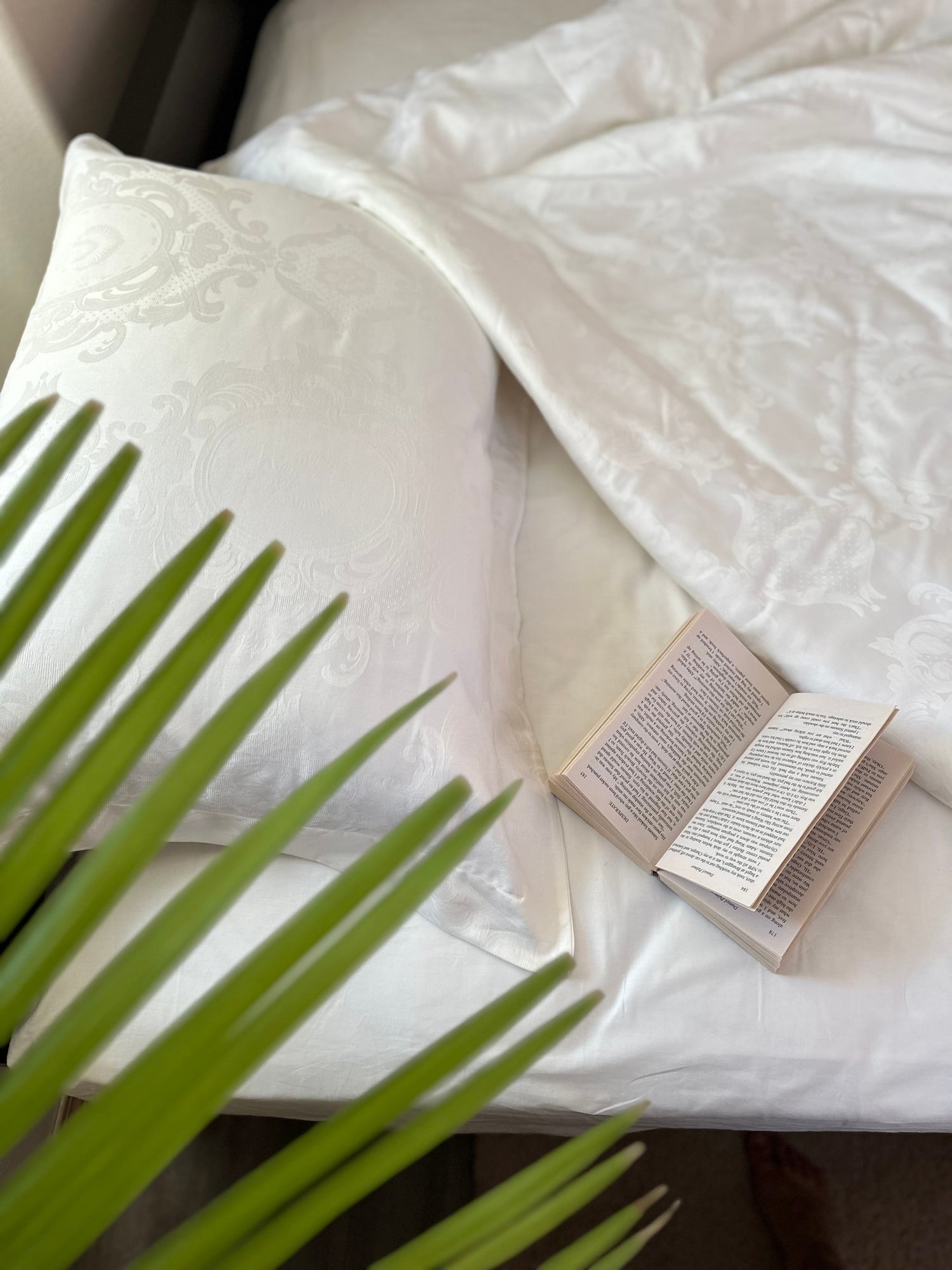 Coordinated bedding set in silky sateen/organic cotton with pillowcases and fitted sheet