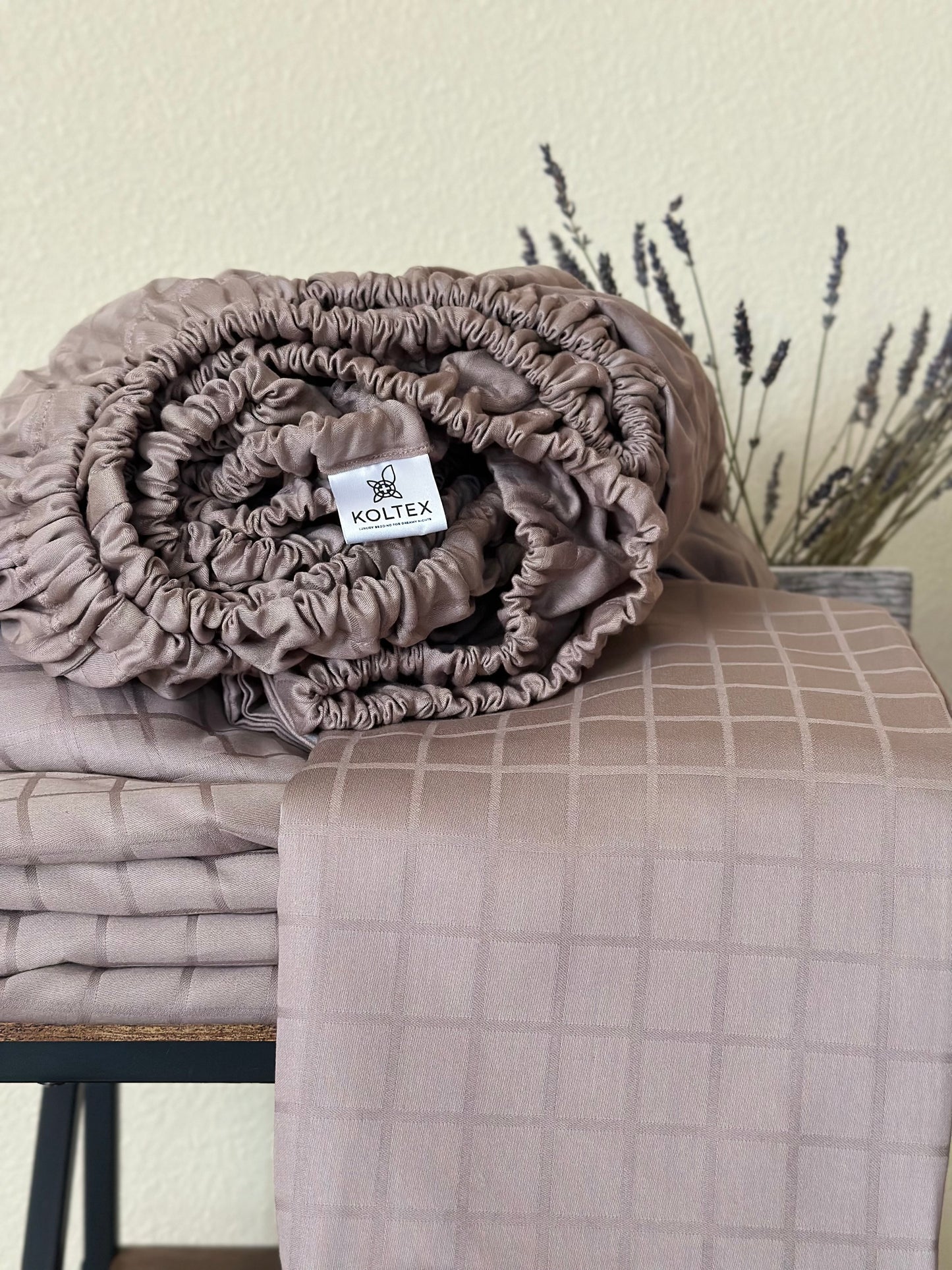 Folded jacquard sateen bedding set with luxury tag