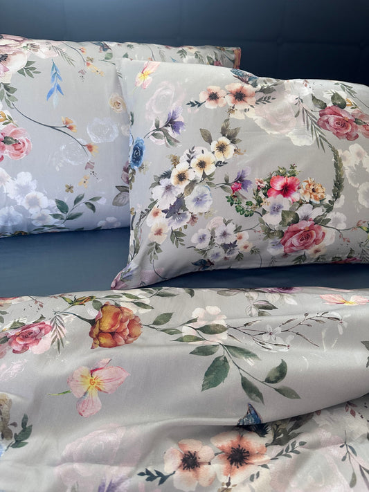 Elegant floral sateen bed linen – cozy and romantic atmosphere