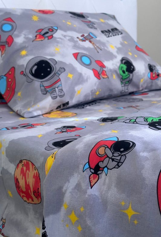 Space Adventure Fitted Sheet made from organic cotton — soft, breathable and OEKO‑TEX certified.