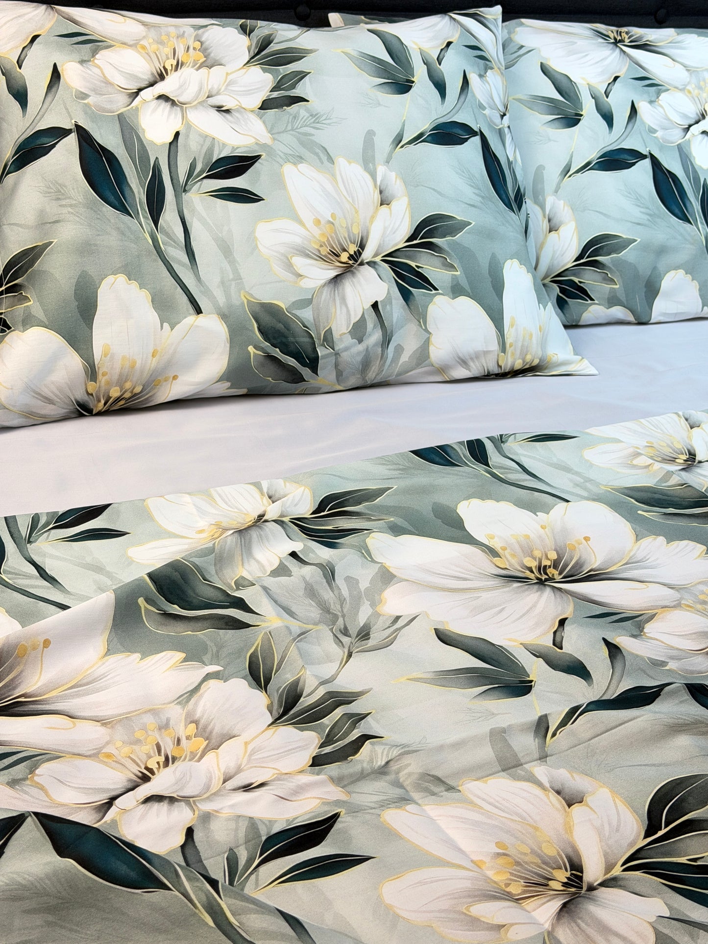 Queen size White Lily fitted sheet and pillowcases – silky sateen cotton, hypoallergenic
