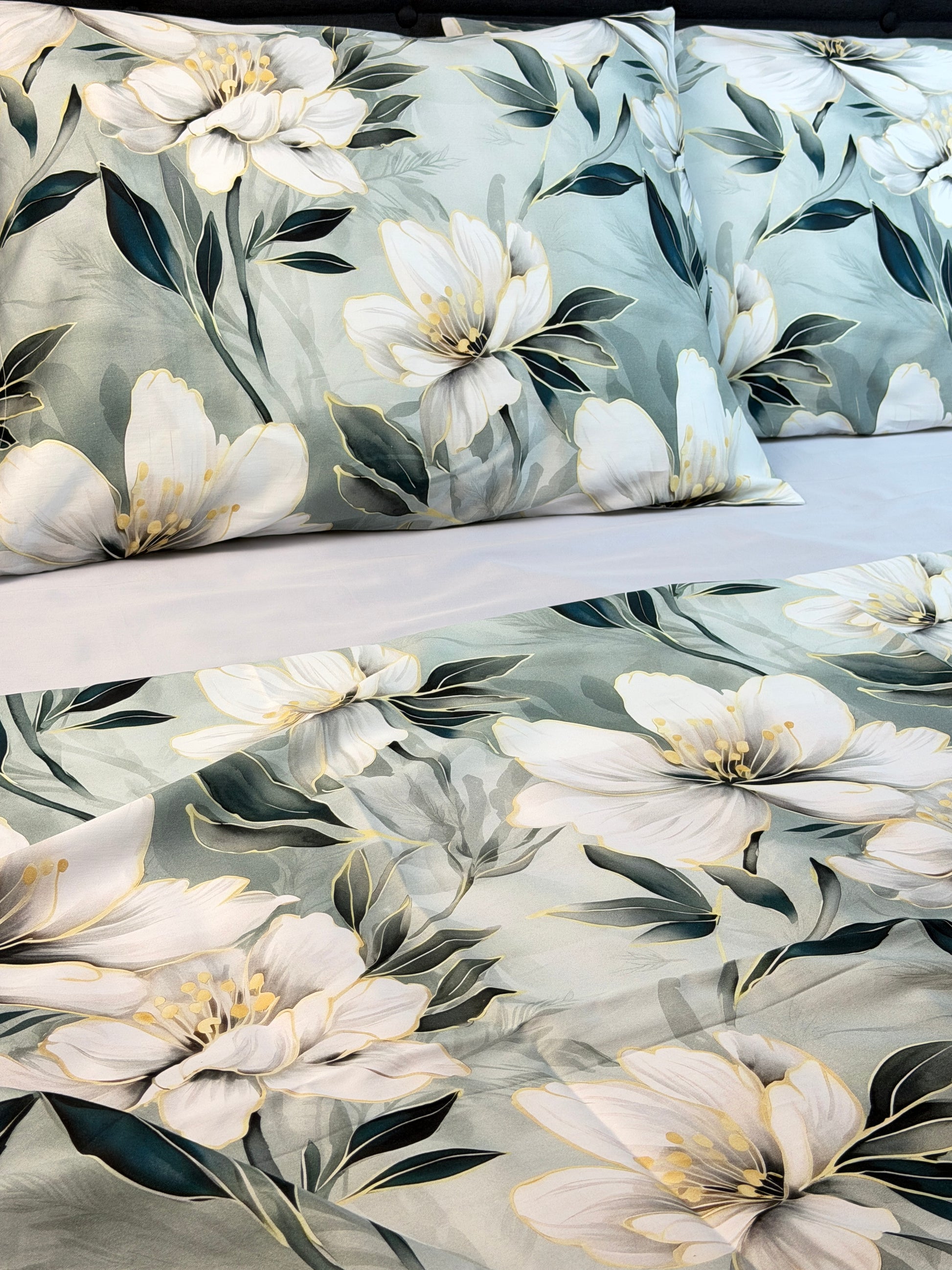 Queen size White Lily fitted sheet and pillowcases – silky sateen cotton, hypoallergenic