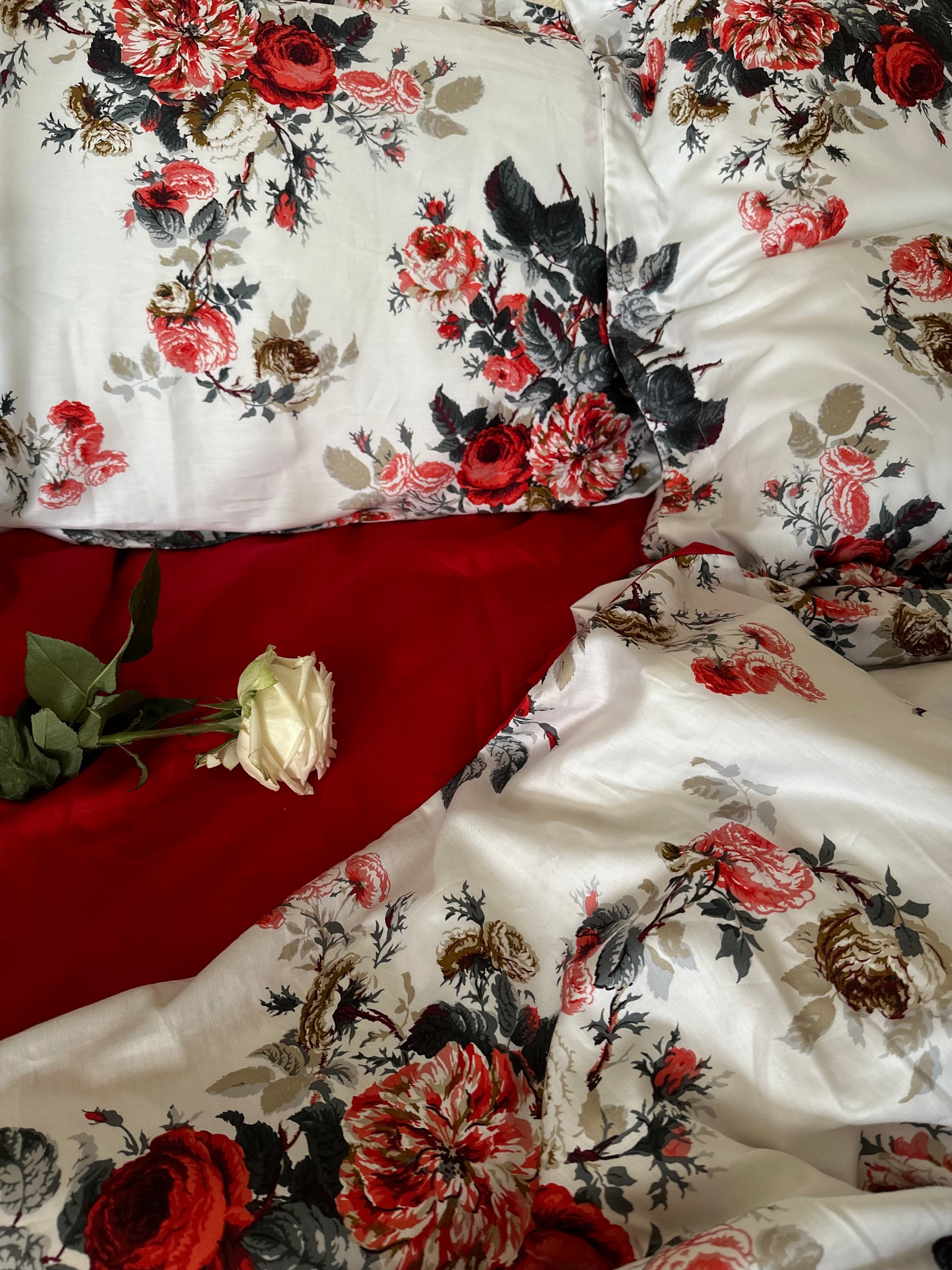 High-quality bedding on display with roses print – natural cotton, soft sateen, and eco-friendly textiles for a cozy home.