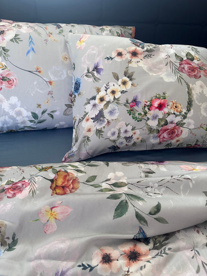 Elegant floral sateen bed linen – cozy and romantic atmosphere
