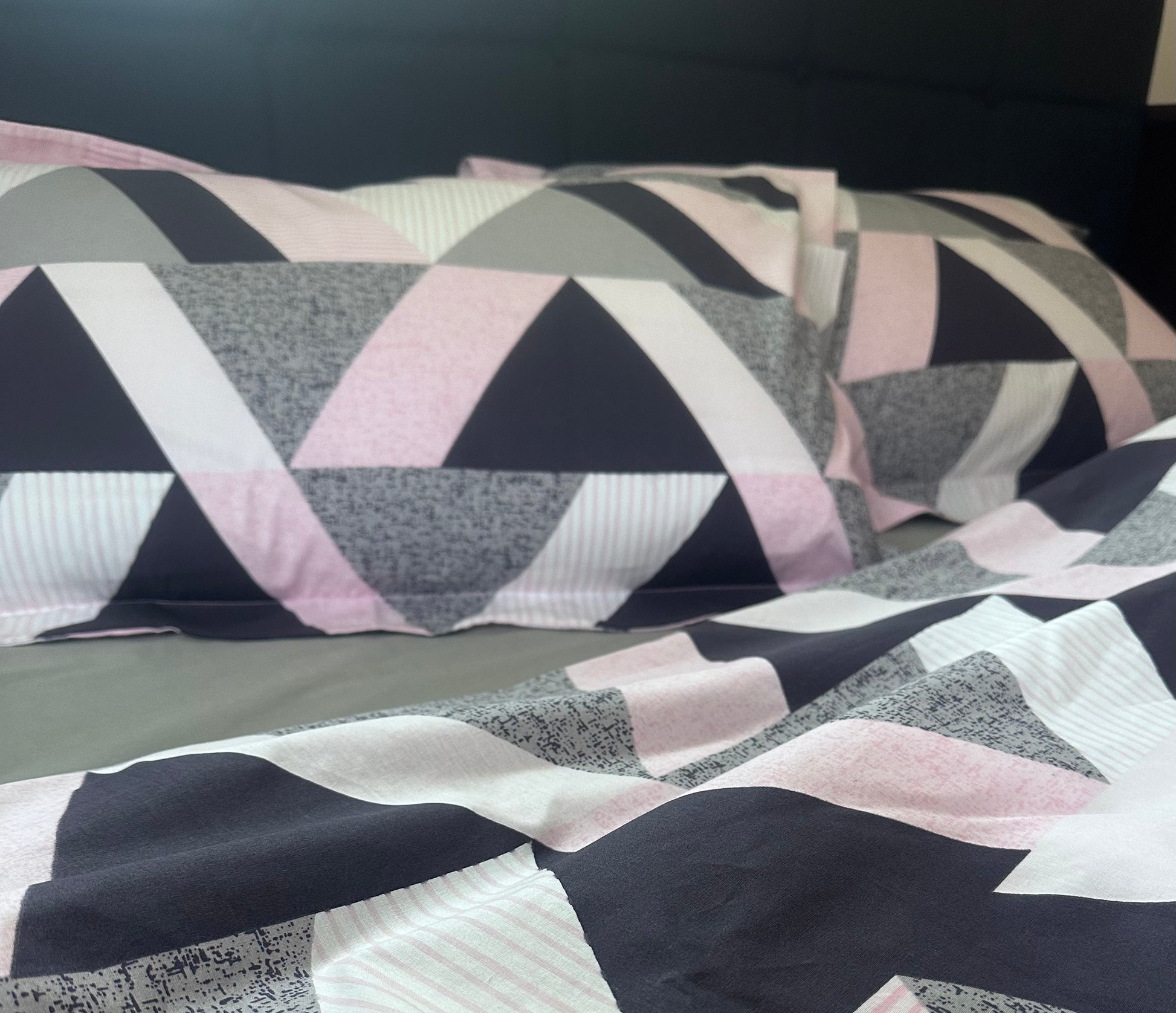 Modern geometric pattern bedding in shades of grey and white