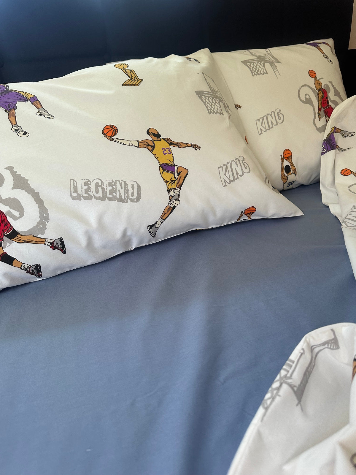 Sporty bedding set for boys – breathable organic cotton with deep colors