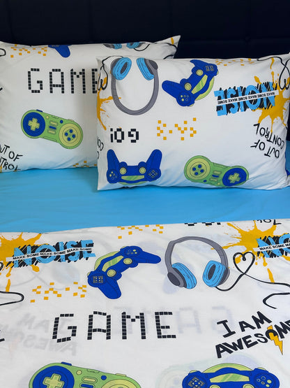 Colorful video game controller and pixel art print bedding set, made from organic cotton for kids’ comfort
