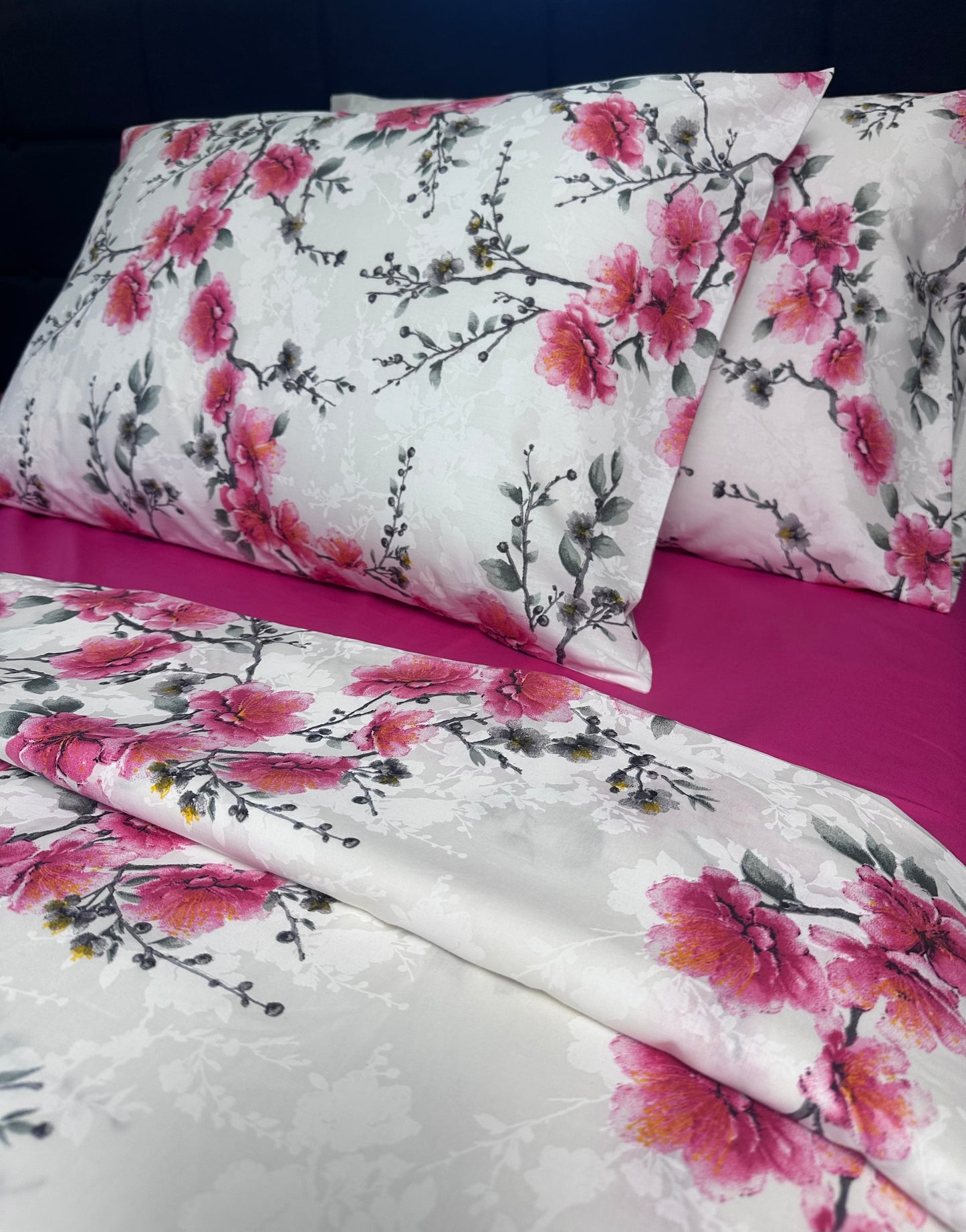 Breathable cotton floral bedding set with pink accent