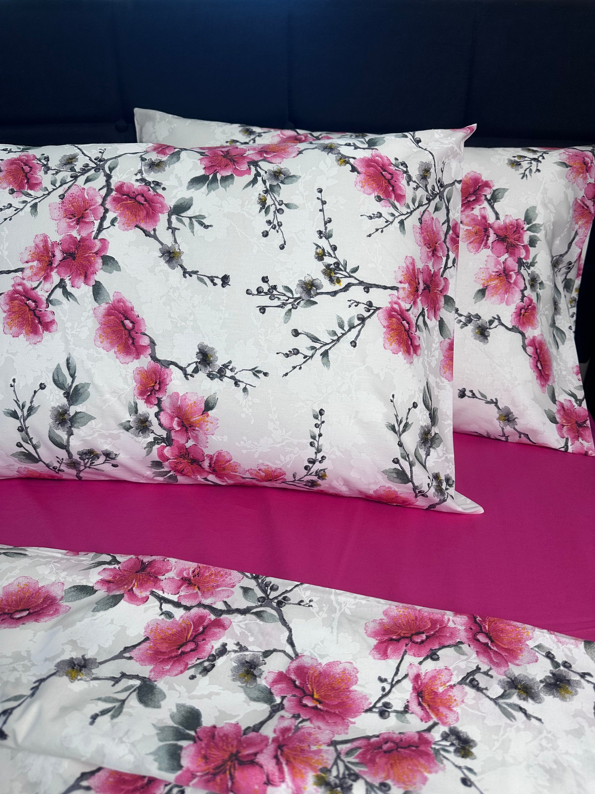 Romantic bedding set with floral print and fuchsia sheet