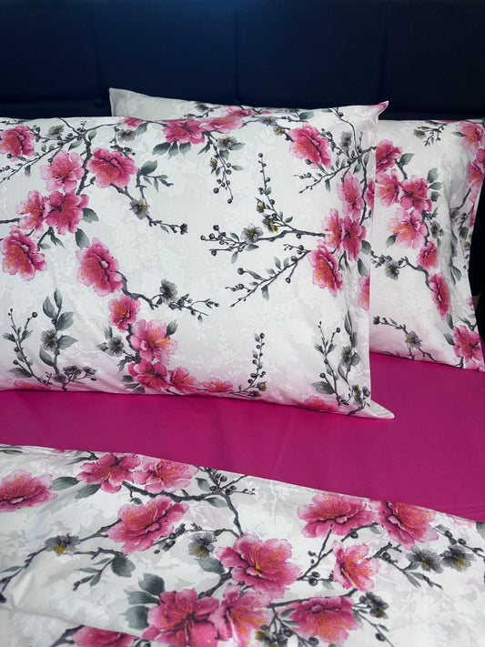 Romantic bedding set with floral print and fuchsia sheet