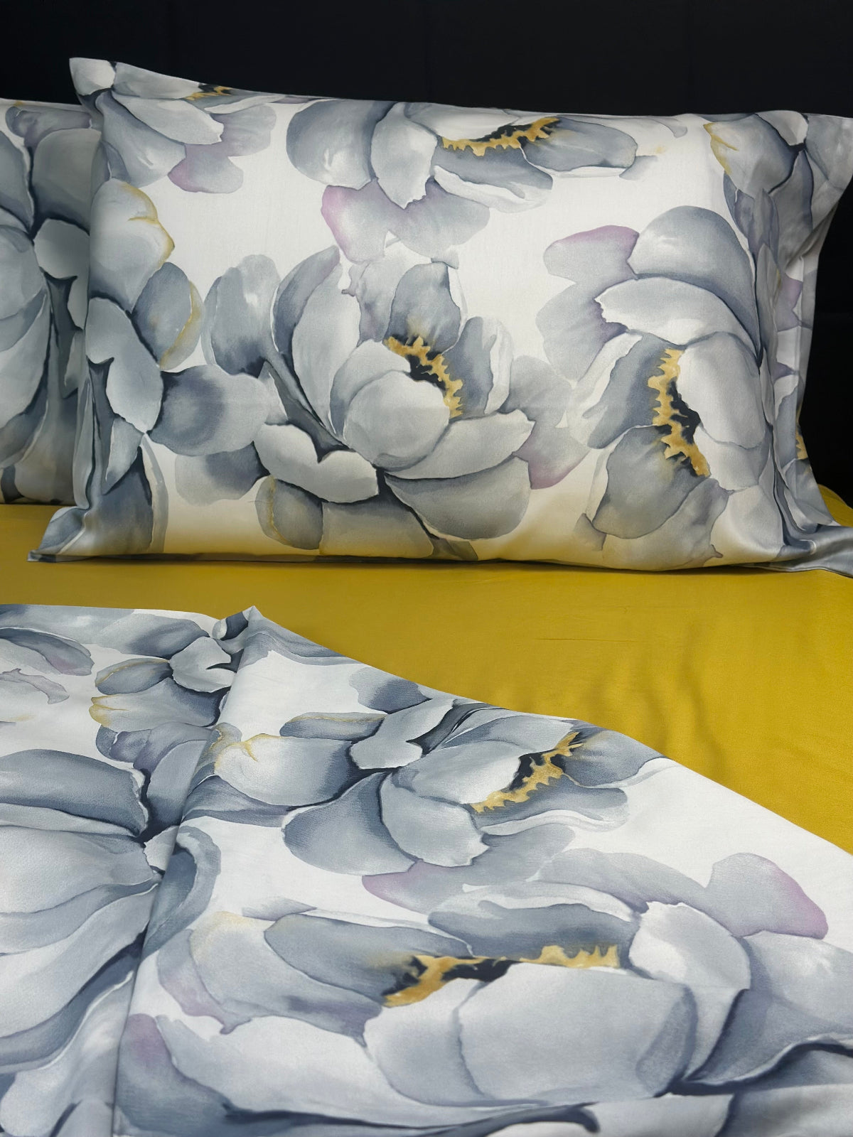 Soft and elegant floral print duvet cover and pillowcases set, perfect for modern bedroom styling.