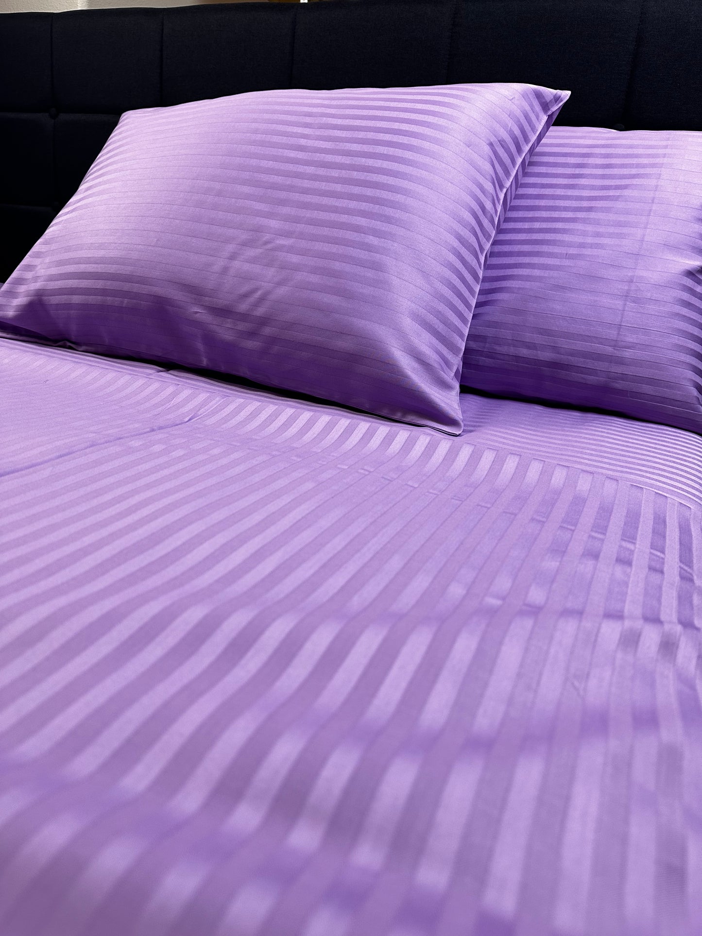 Close-up of fitted sheet corner – deep pockets and elastic edge