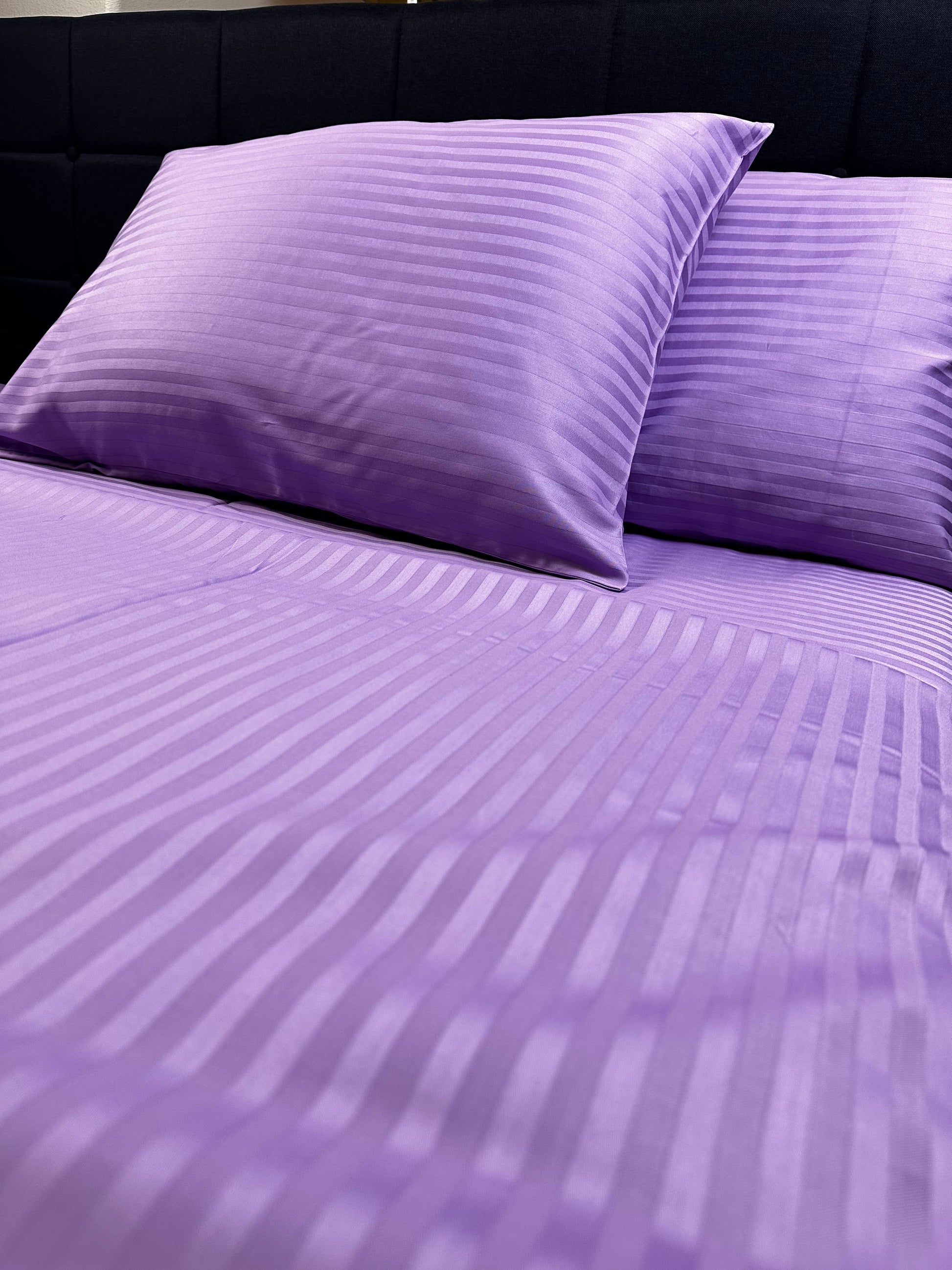 Close-up of fitted sheet corner – deep pockets and elastic edge