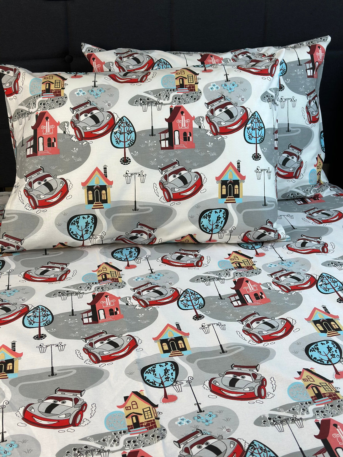 Toddler and kids bedding set with vibrant cars — natural cotton comfort 🌿