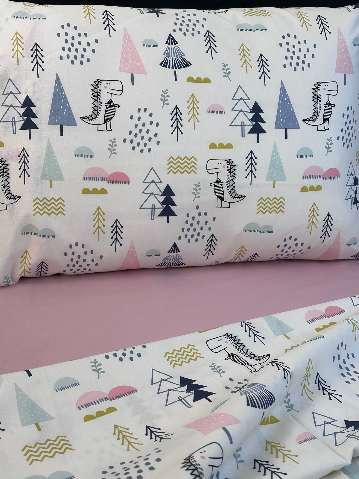 Kids bedding set with pink pillowcase and duvet cover