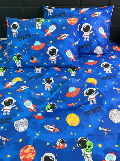 Hypoallergenic children’s bedding set featuring astronauts and planets on soft cotton.