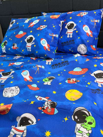 Organic cotton astronauts bedding set with blue space print for kids’ bedroom.