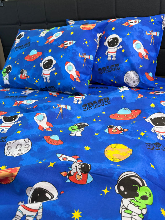 Organic cotton astronauts bedding set with blue space print for kids’ bedroom.