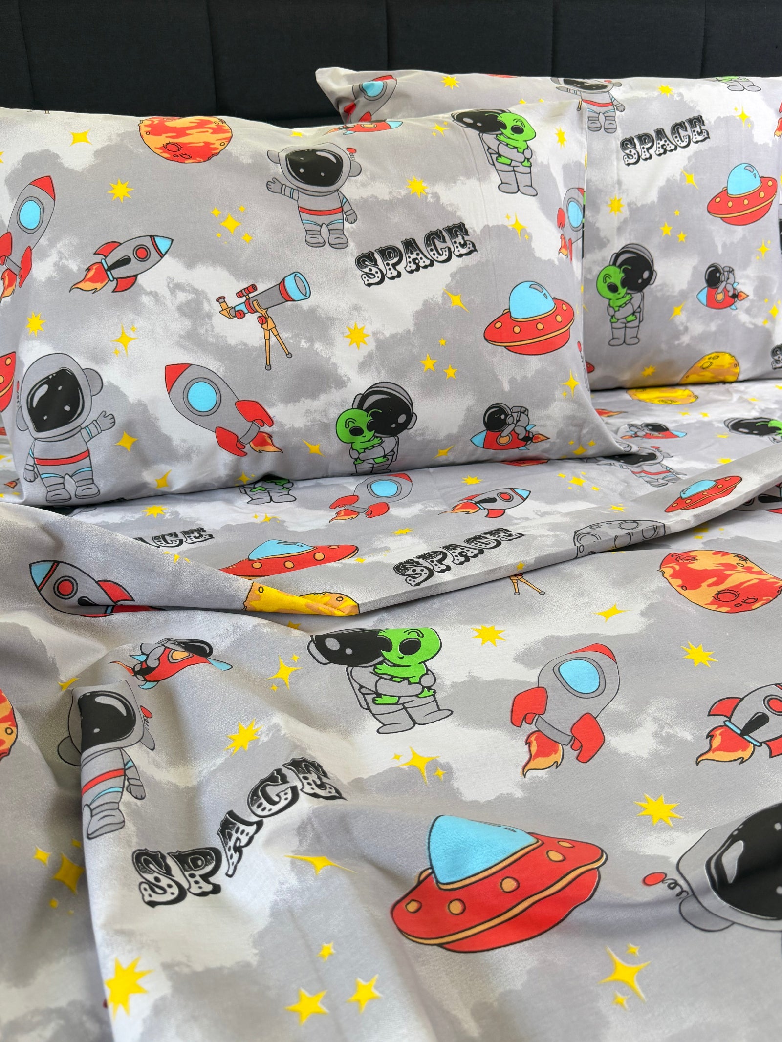 Space and astronaut themed kids bedding set — cozy blue cotton sheets for boys’ bedroom.